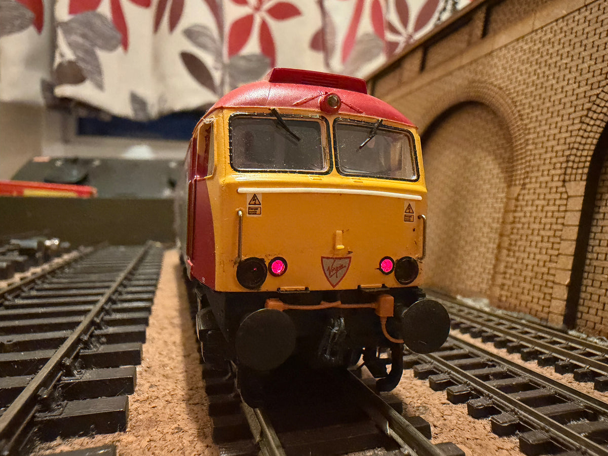 Bachmann 32-751 (OO) Brush Traction / Virgin Trains Class 57/3 No.57301 “Scott Tracey” in Virgin Trains Livery and Pre Dellner Coupling Condition. DCC Ready