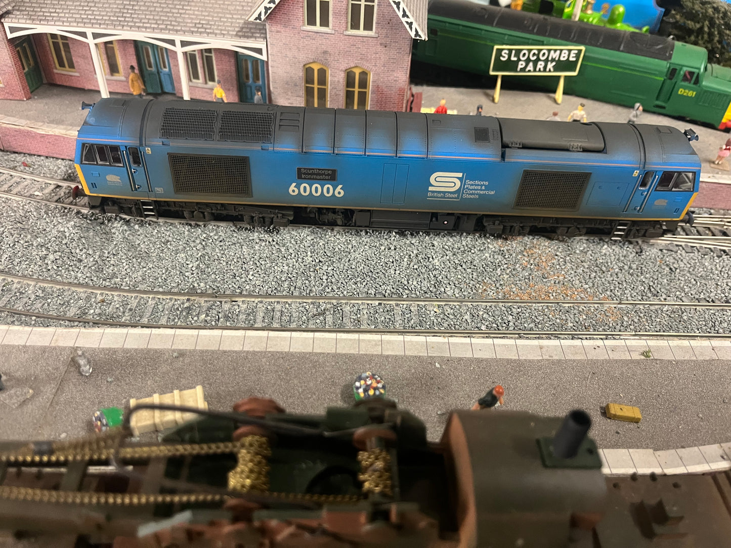 Hornby, Ex British Rail, Class 60, No. 60006 “Scunthorpe Ironmaster” in EWS British Steel livery (Weathered). DCC Fitted.
