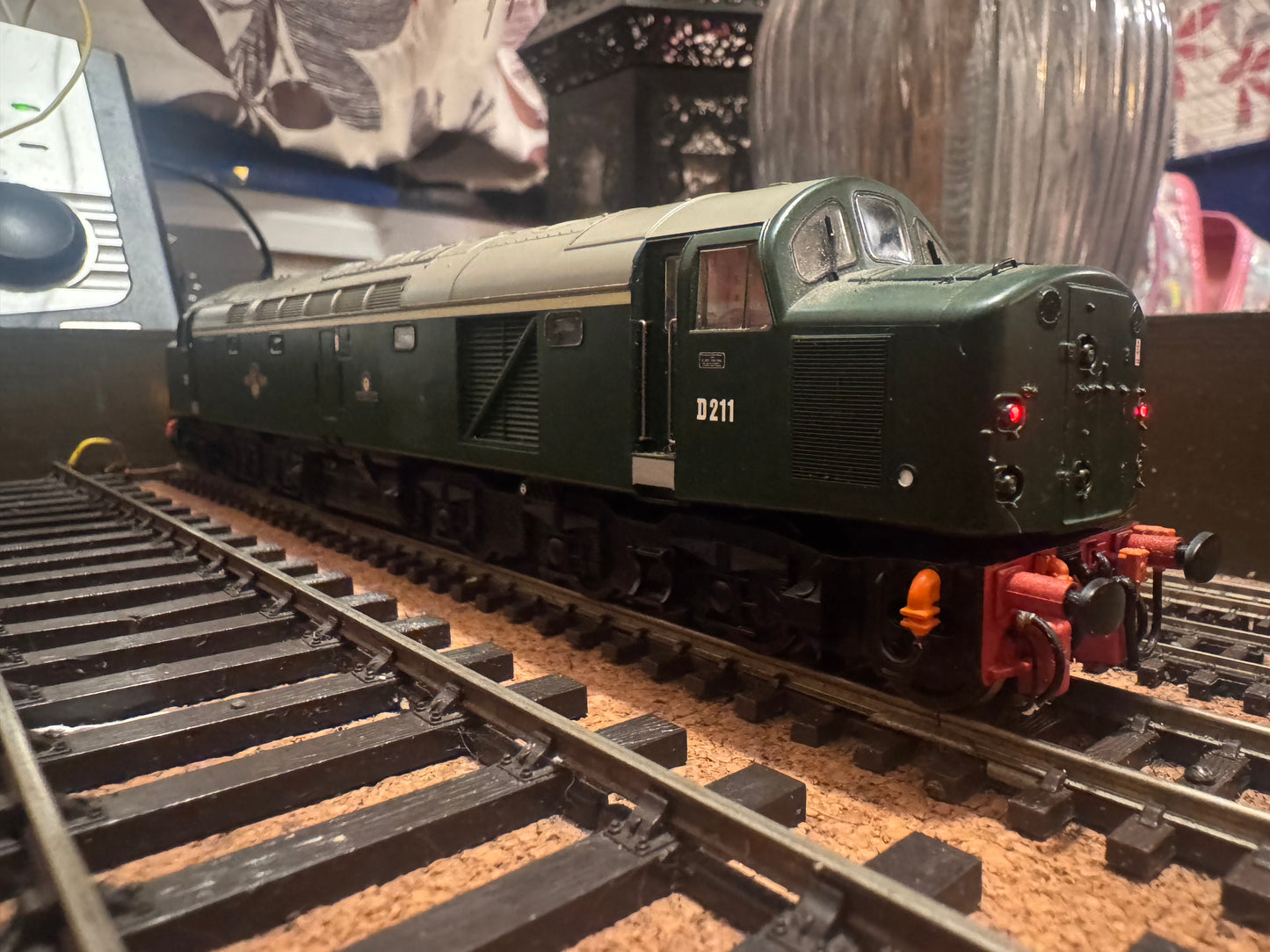 Bachmann 32-480DS (OO) British Railway, English Electric Type 4, [Class 40] No.D211 “Mauretania” in BR Green. DCC Sound Fitted. 