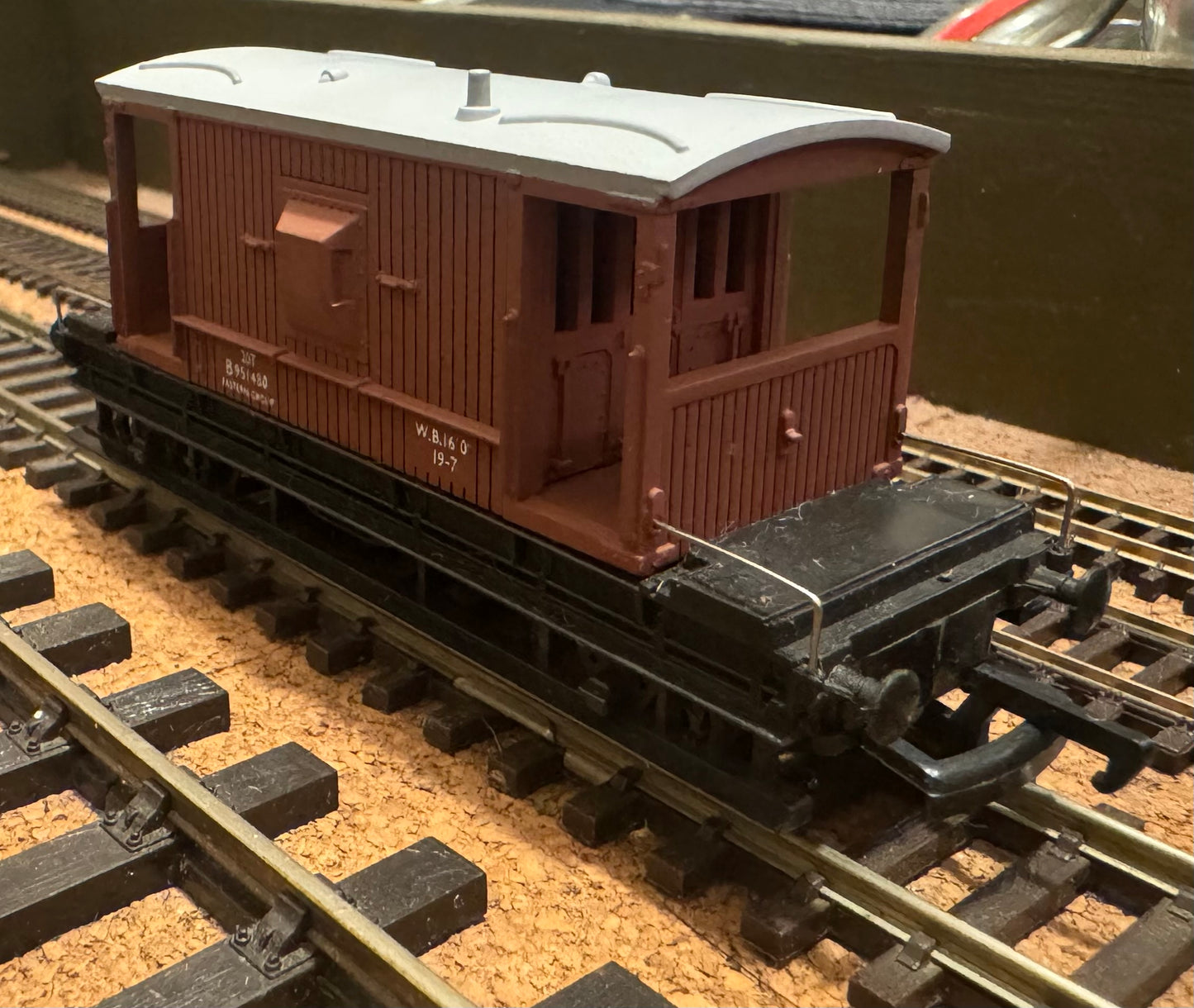 Mainline (OO) British Railways, Eastern Region 20ton Brake Van No.B951480 in BR Bauxite.