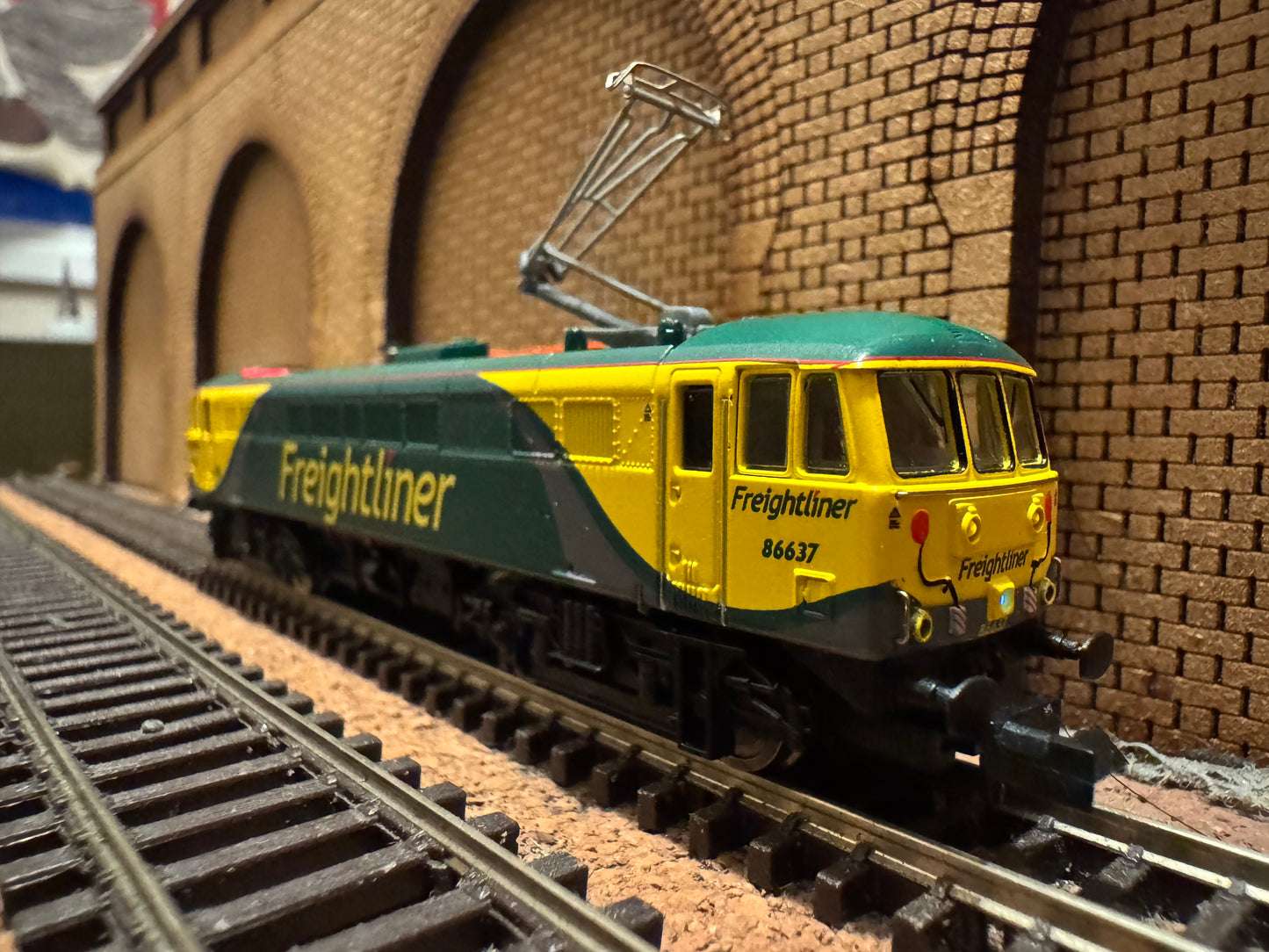 Dapol ND099Q (N Gauge) Ex BR Class 86/6 No.86637 in Freightliner Powerhaul livery. DCC Ready 