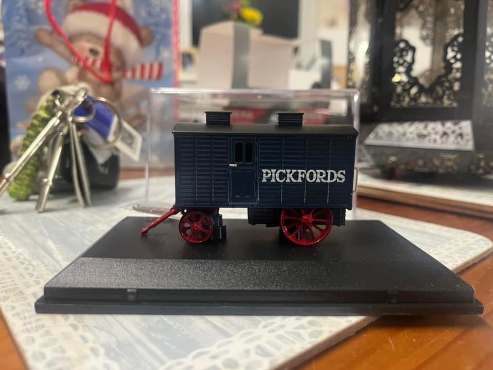 Oxford Dicast, Pickfords Haulage Living Wagon, 1 in 76 Scale.