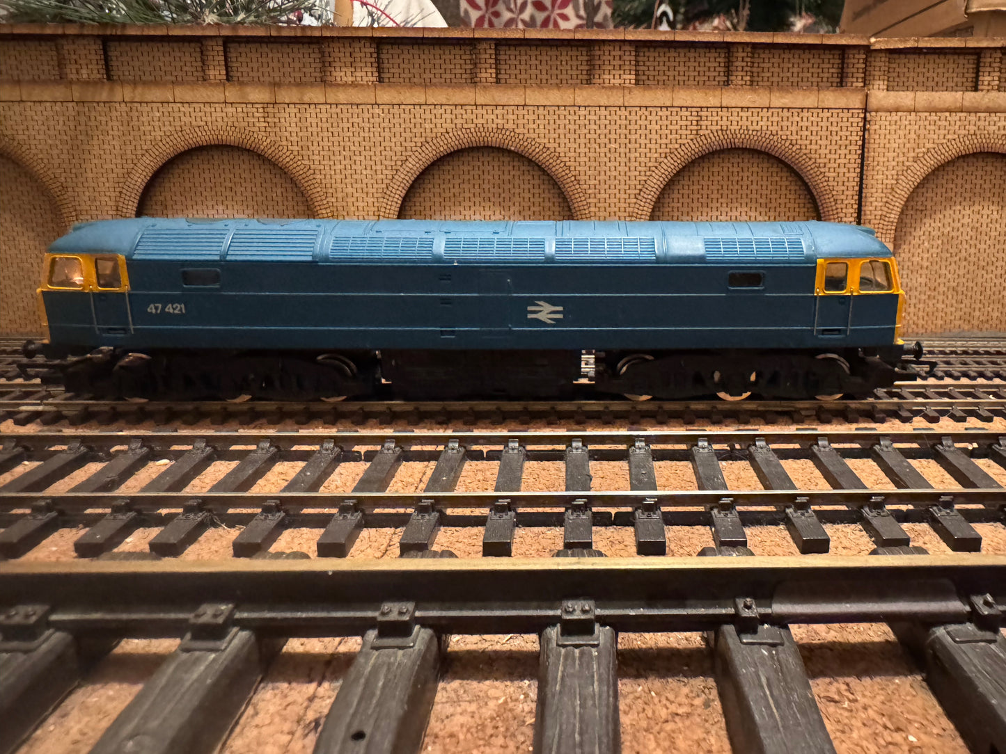 Hornby R075 (OO) British Railways Class 47/4 No.47421 in British Rail Blue with Head Code Box. DCC Fitted 