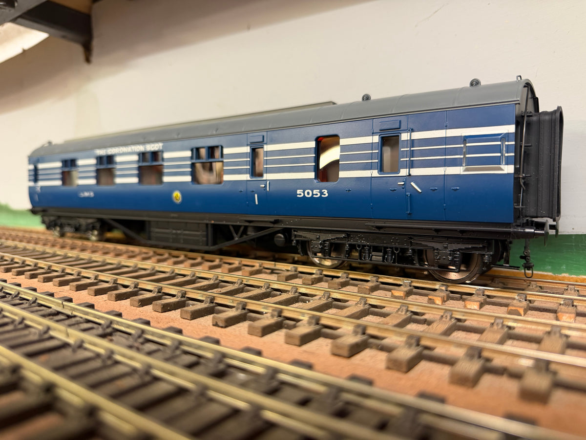 MTH 22-60056A (O Gauge) London Midland & Scottish Railway, ‘Stanier’ Corridor Brake First No.5053 in LMS Coronation Scot Livery 