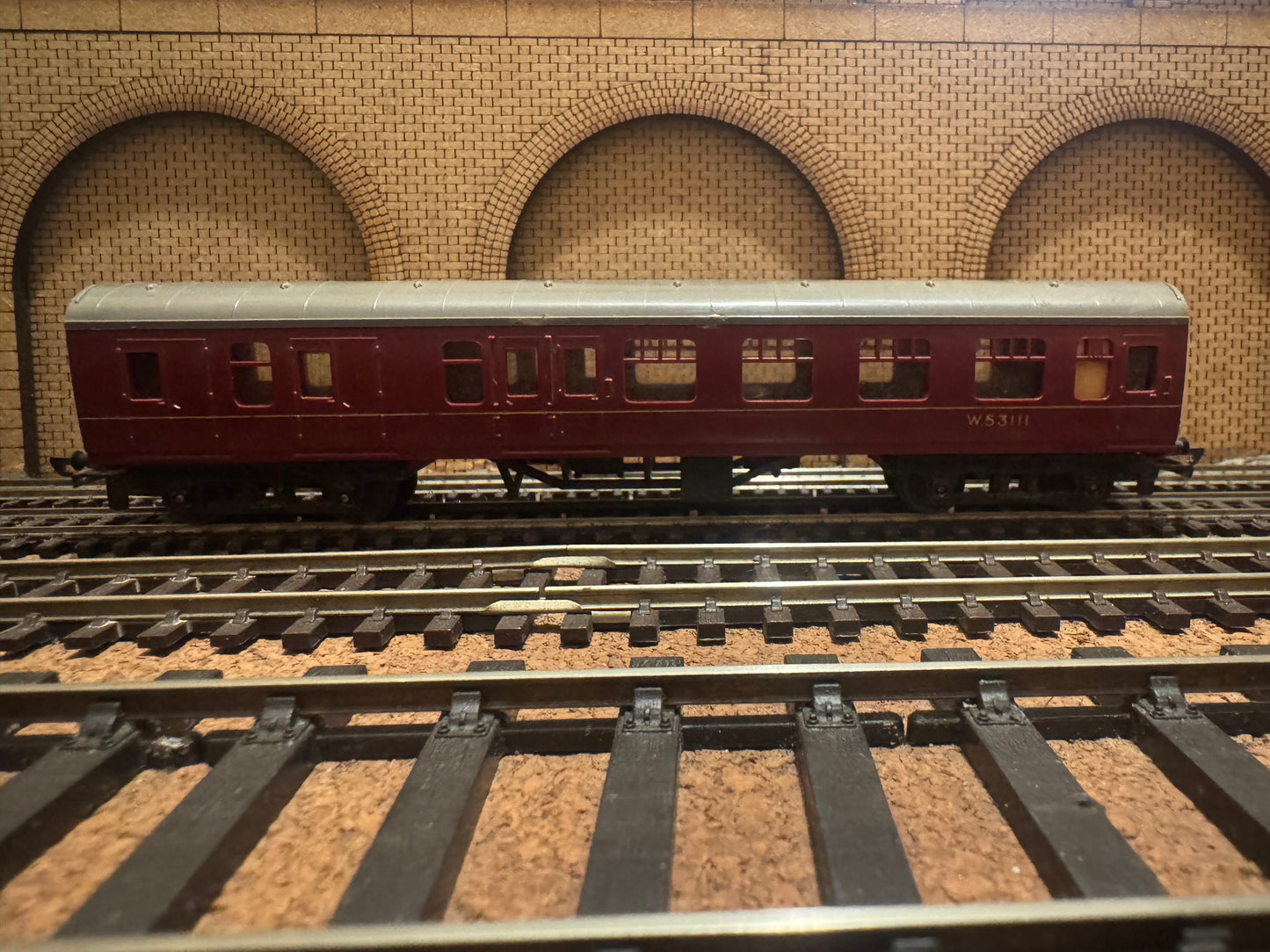 Tri-ang T86 (TT) British Railways MK1 Brake 3rd No.W53111 in British Railways Maroon. 
