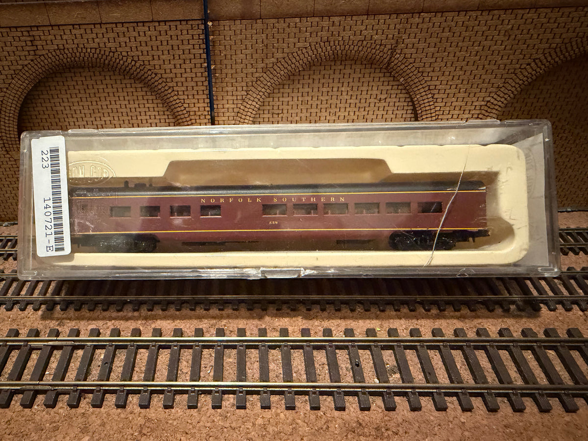 Con-Cor #0001-04072A (N Scale) Norfolk Southern 85ft Dining Car No.538 in NS Maroon. 
