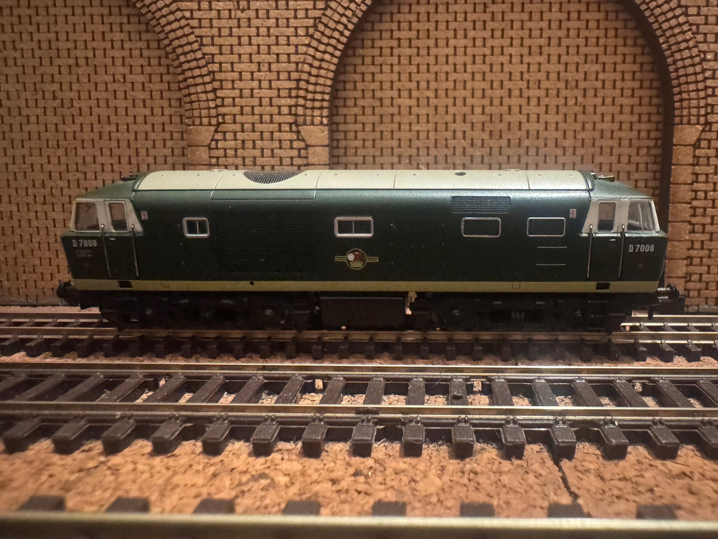 Dapol ND-084B (N-Gauge) British Railways, Bayer Peacock Type 3 ‘Hymek’ [Class 35] No.D7008 in BR Two Tone Green. DCC Ready.