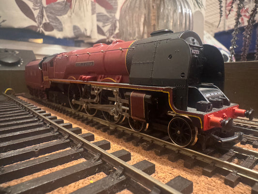 Hornby R.066 (OO) London Midland & Scottish Railway, 8P ‘Princess Coronation’ No.6233 “Duchess of Sutherland” in LMS Crimson Lake.