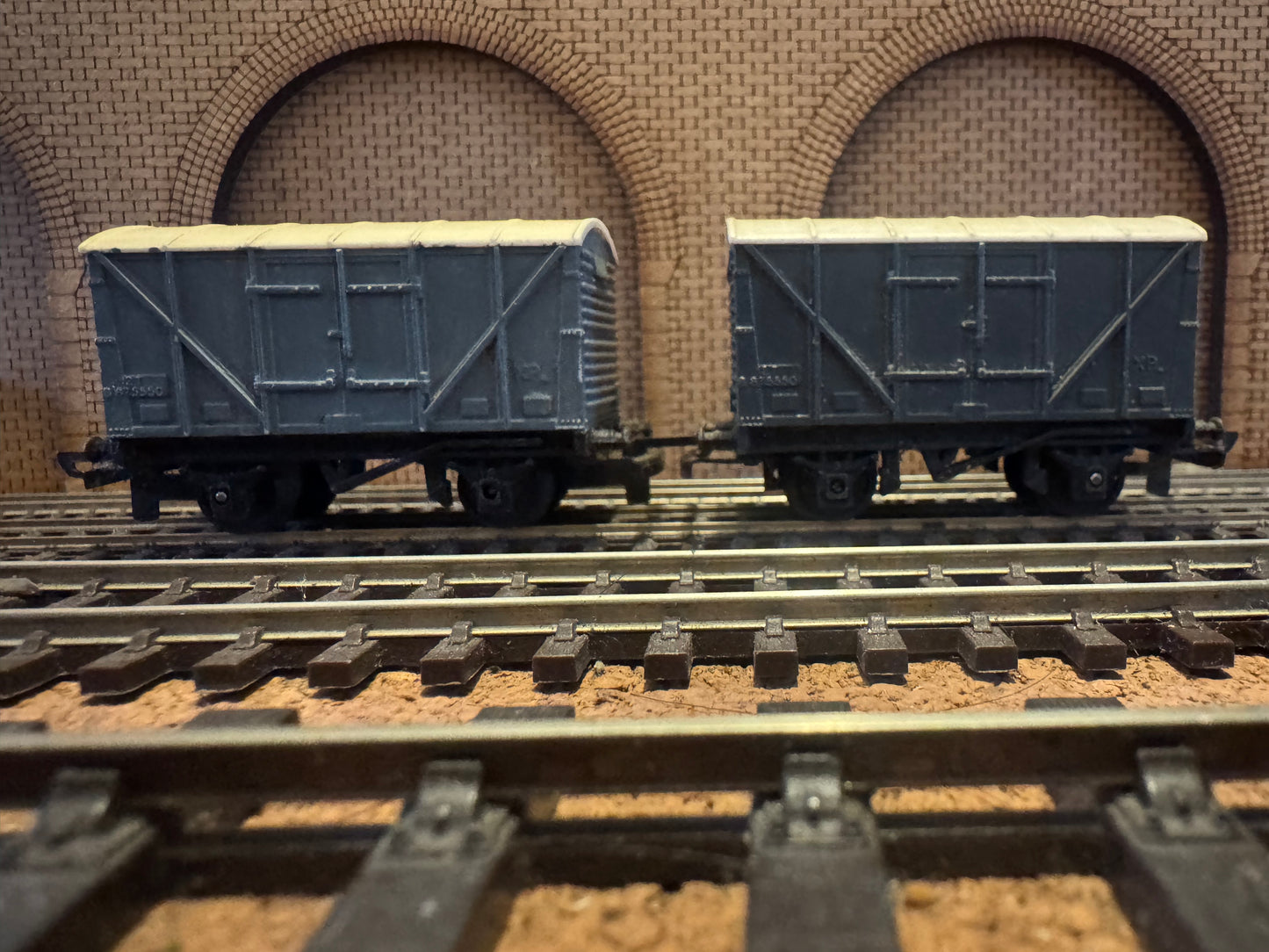 Tri-ang T76 (TT) British Railways 12T Vent Van No.B875550 in BR Grey. Set of two. 