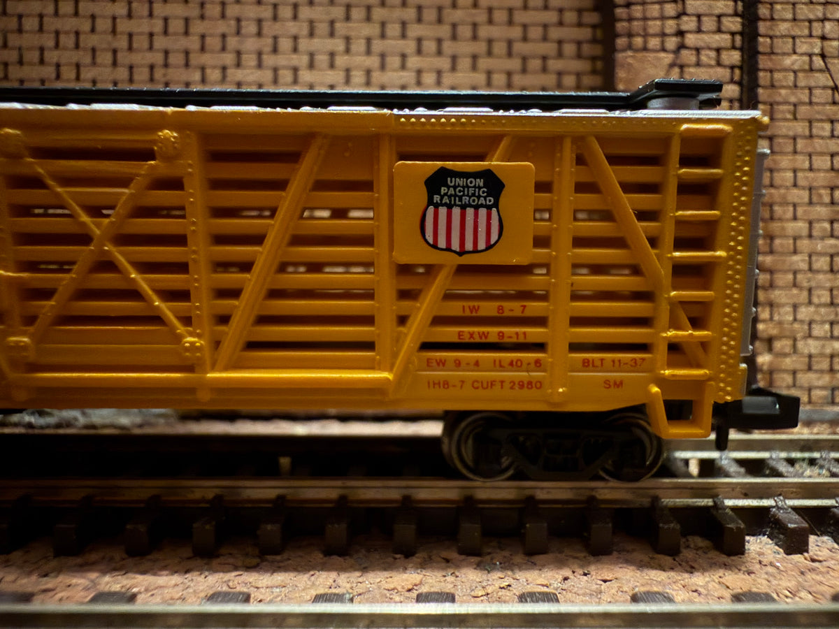 Bachmann Silver Series 71551 (N Scale) Union Pacific Railroad, 40ft Livestock Car No.47747 in UPR Yellow & Sliver 