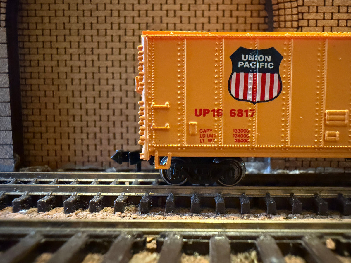 Bachmann Silver Series 70951 (N Scale) Union Pacific Railroad 50ft Steel Refrigerator Car No.UP166817 in UP Yellow 