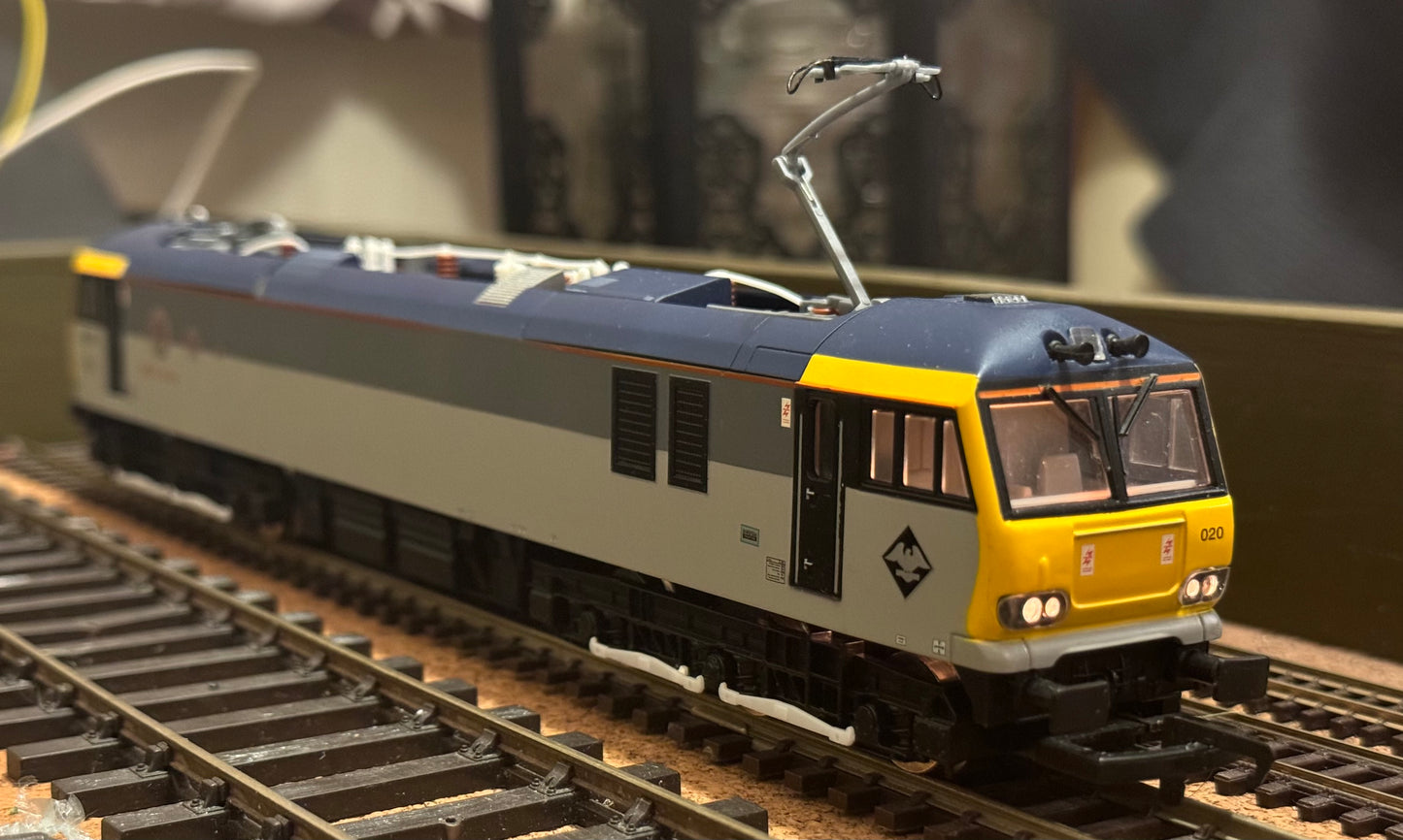 Hornby (OO) British Rail, Class 92, No.92020 “Milton” in BR Railfreight / European Passenger Services Two tone Grey.
