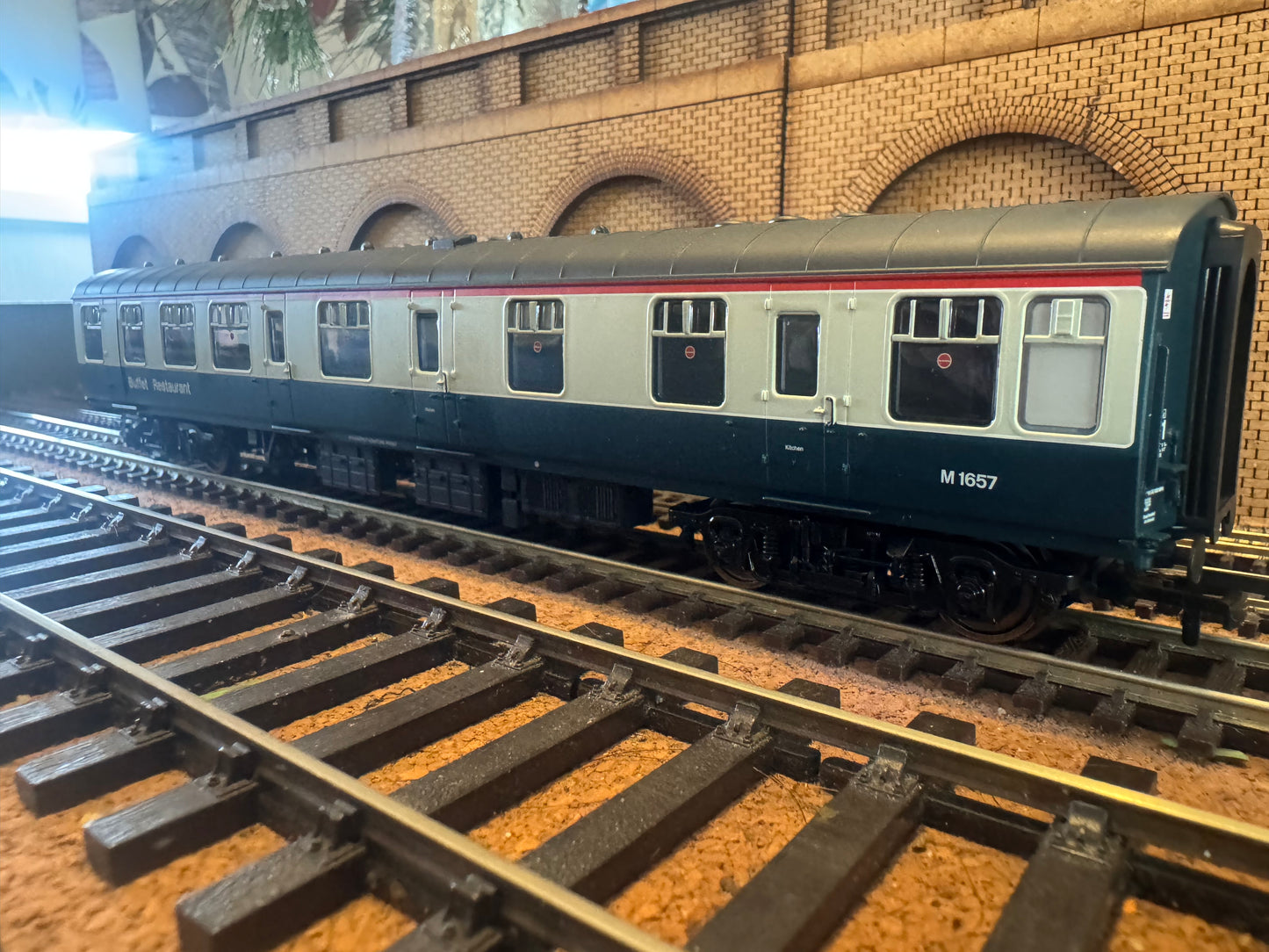 Hornby R4973A (OO) British Railways MK1 Restaurant Buffet Car No.M1657 in British Rail Blue Grey