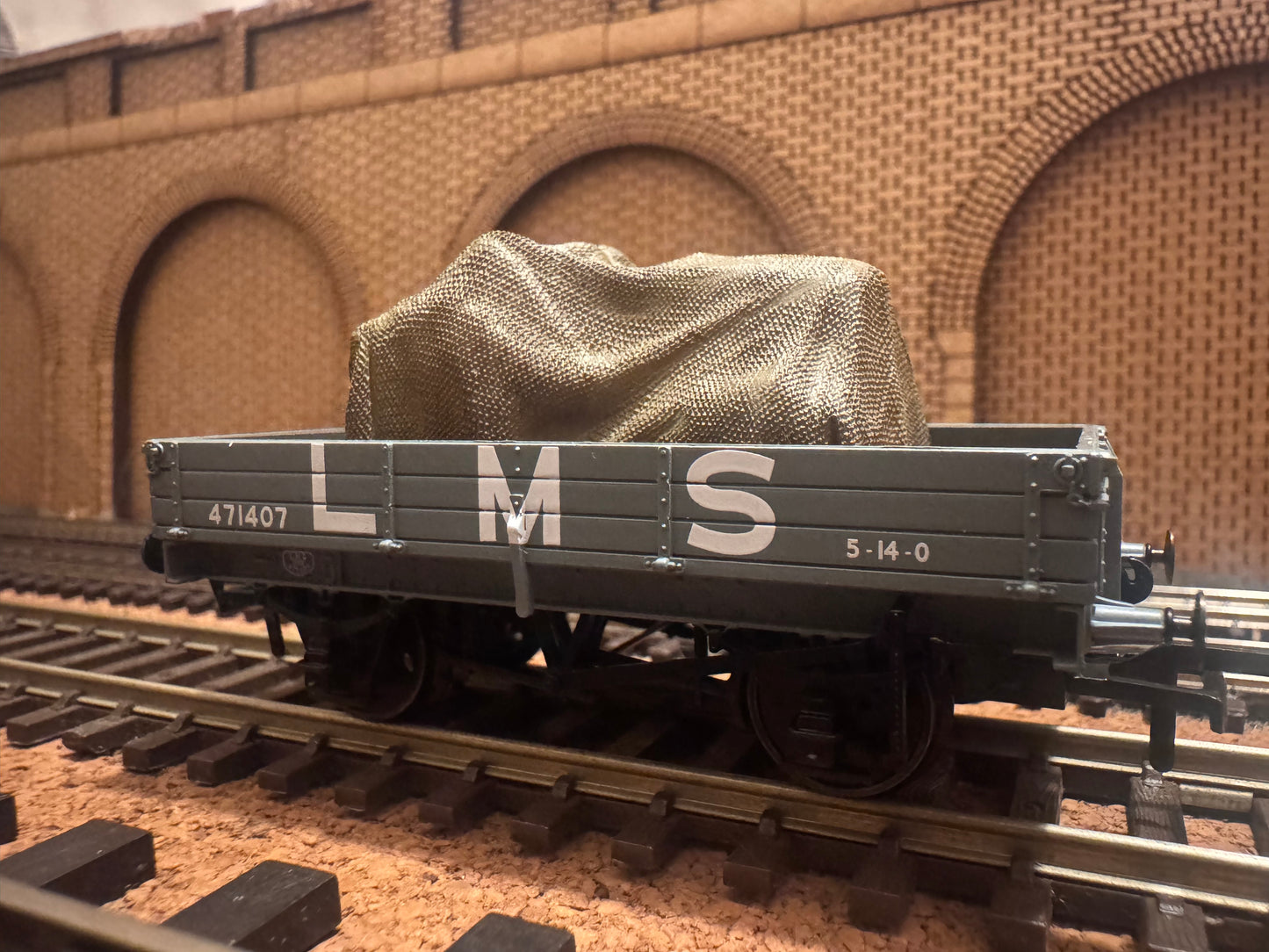 Bachmann 37-937 (OO) London Midland & Scottish Railway, Three Plank Open Wagon No.471407 in LMS Grey with covered tractor load 