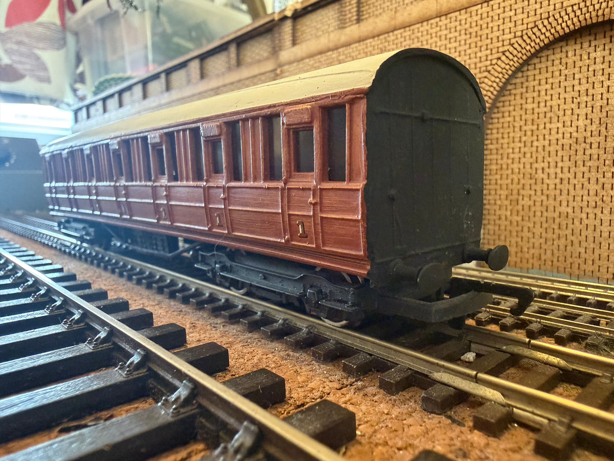 Ian Kirk (OO) London North Eastern Railway, Gresley First Class Suburban Coach (No Number) in LNER Varnished Teak 