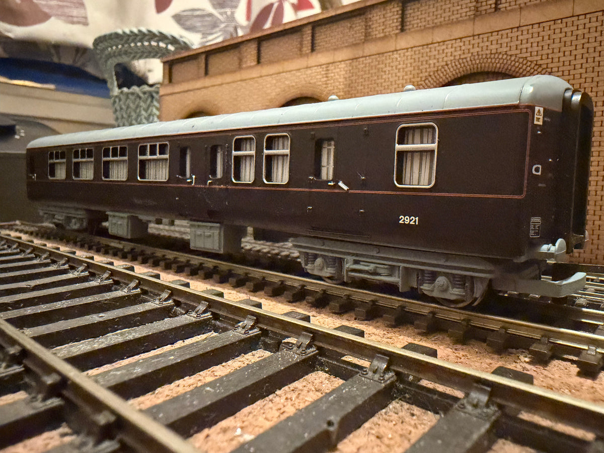 Hornby R2370 (OO) Ex British Rail, Mk2B Brake First Corridor, Royal Household Couchette / Support Coach No.2921 in EWS / DB Cargo Royal Rail Dark Claret 