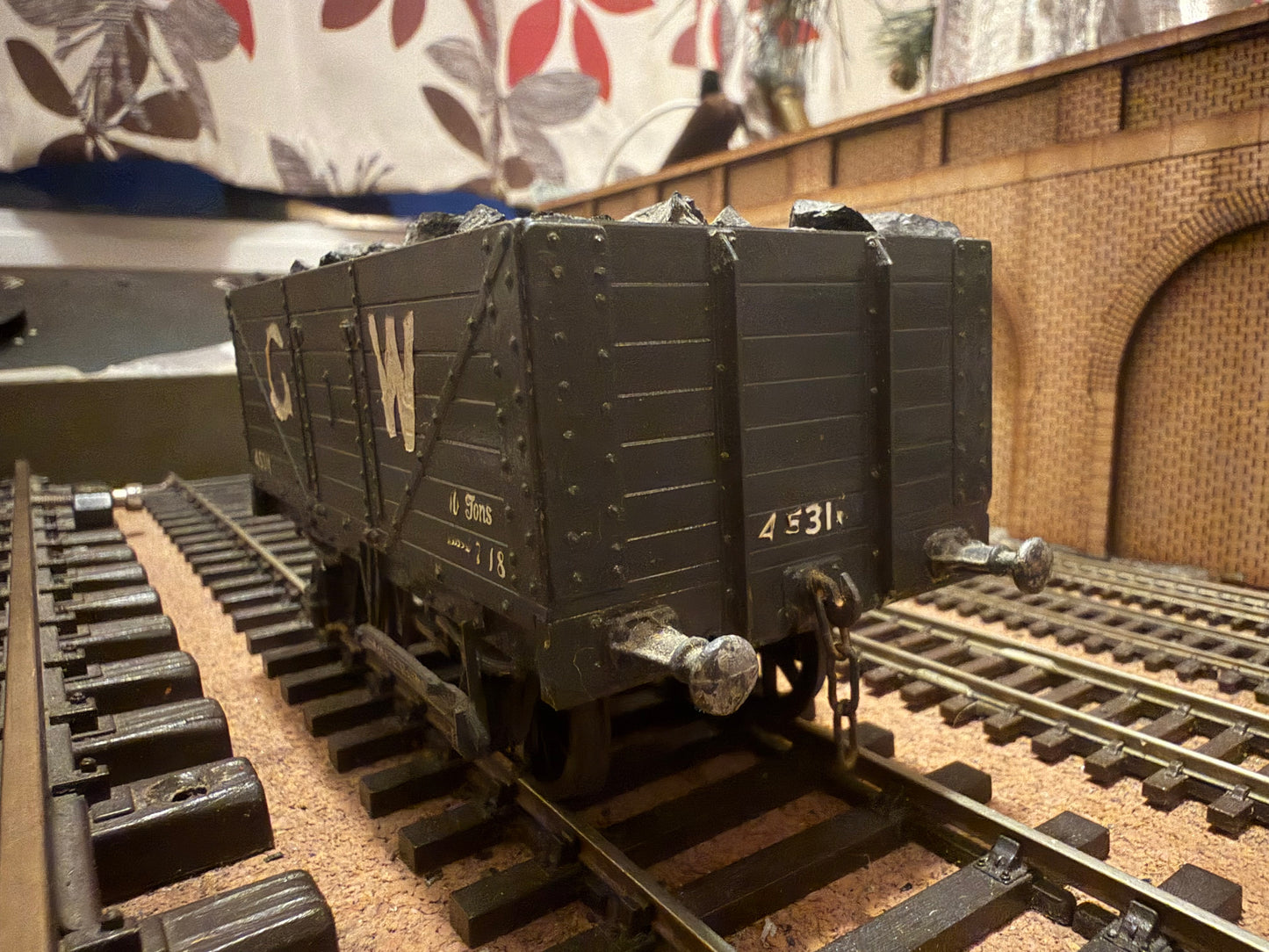 Unknown Manufacturer (O Gauge) Great Western Railway 10T Seven Plank Wagon No.45311 in GWR Grey with load. 