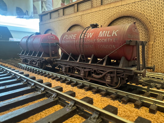 Dapol 4F-031-037 (OO) Co-operative Wholesale Society, weathered ‘Pure New Milk’ Glass Lined Six Wheel Wagon Twin Set (Royal Arsenal Co-op) 