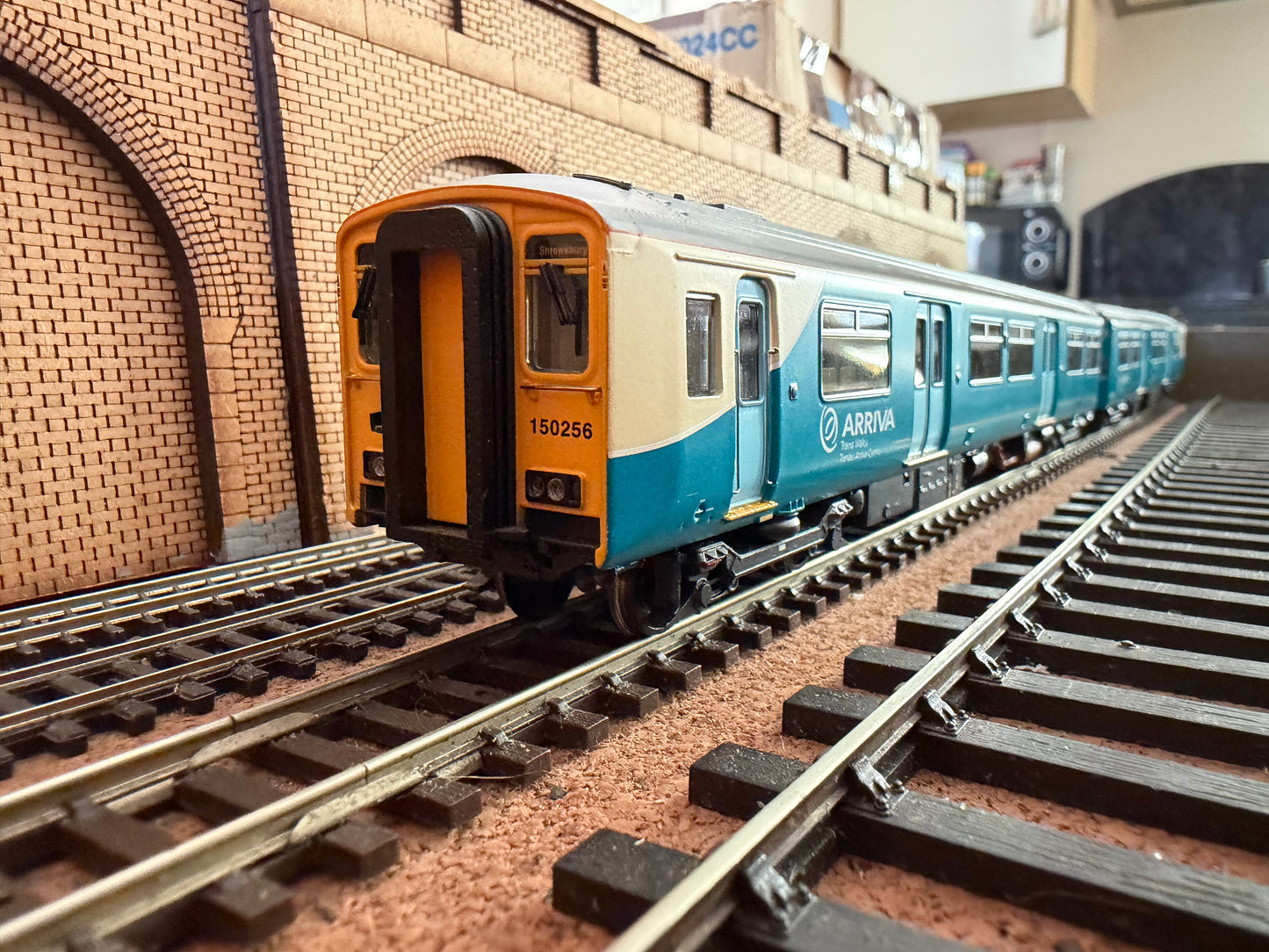 Bachmann 32-935 (OO) Ex British Rail Class 150/2 No.150256 in Arriva Trains Wales / Trenau Arriva Cymru livery. DCC Ready