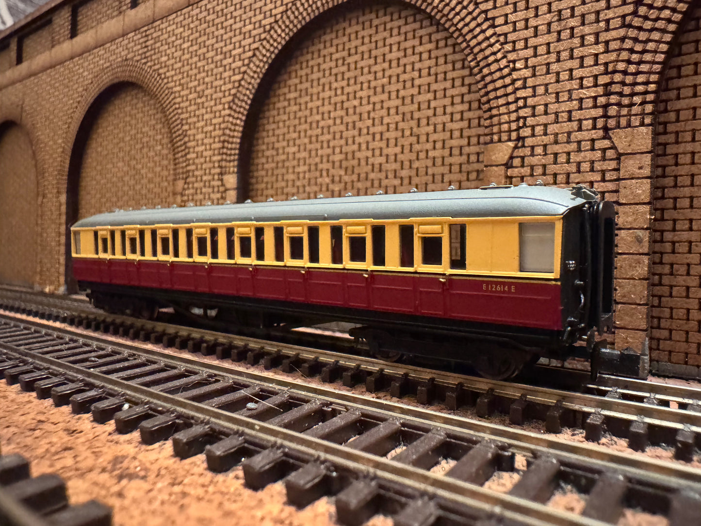 Dapol NC-60D (N Gauge) Ex LNER ‘Gresley’ Corridor Second No.E12614E in British Railways Blood and Custard Livery 