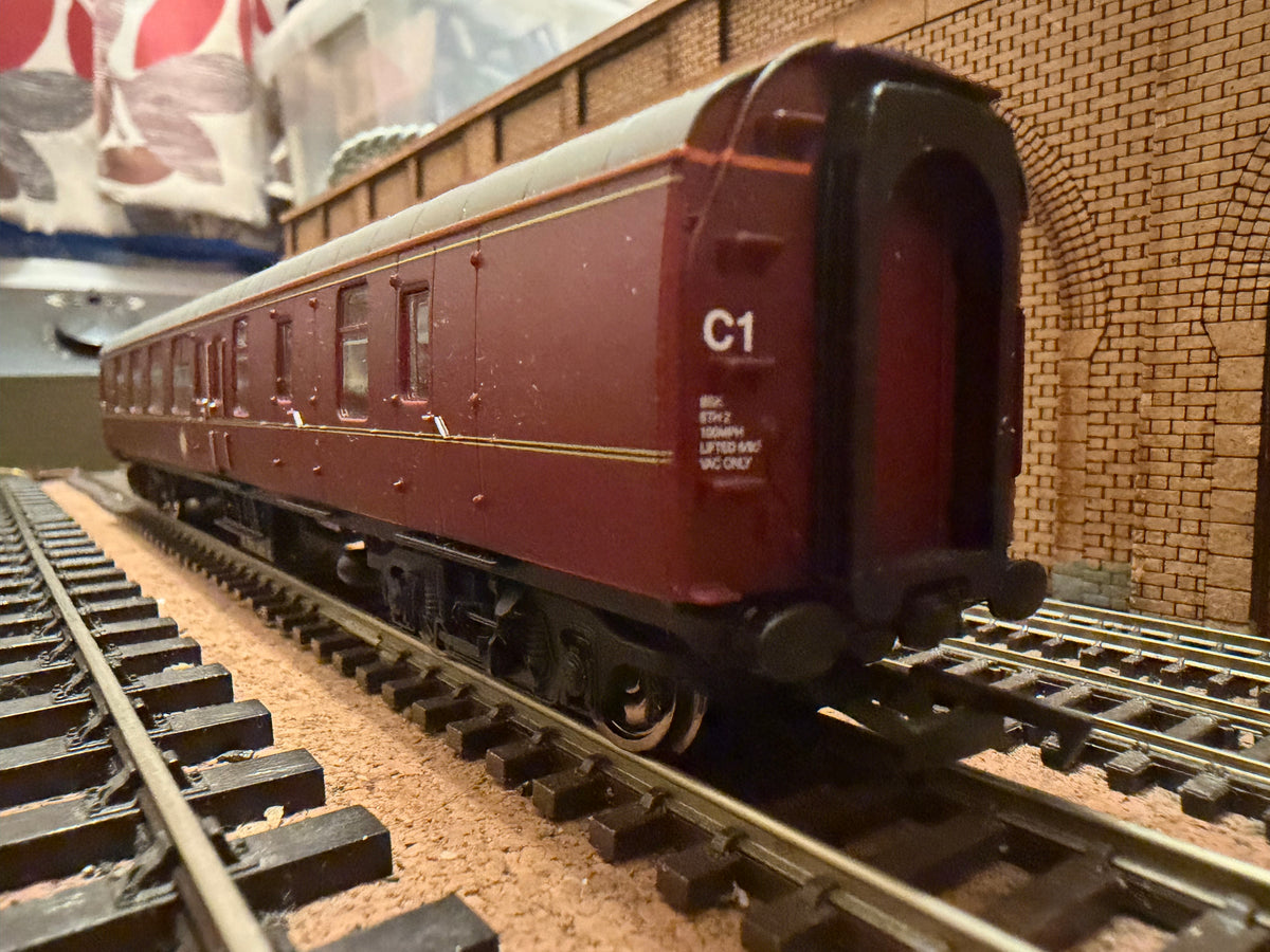 Hornby Harry Potter R4935A (OO) Ex BR MK1 Brake Second No.99312 in Hogwarts Railways Livery 