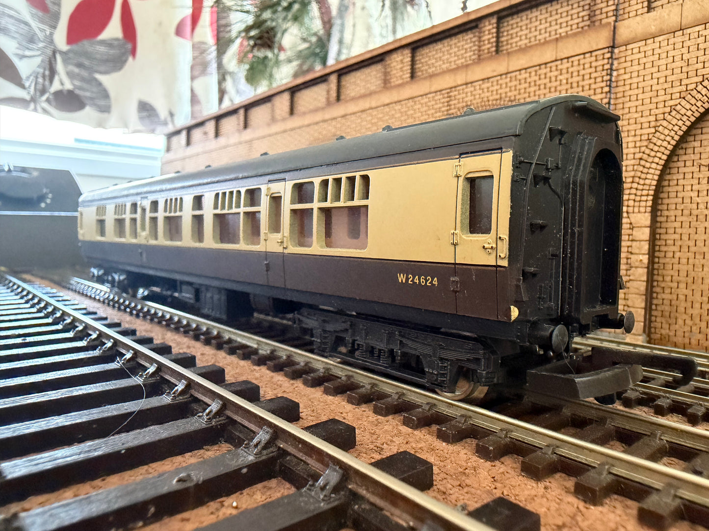 Lima L305313 (OO) British Railways MK1 Corridor Composite No.W24626 in British Railways Western Region Chocolate and Cream 