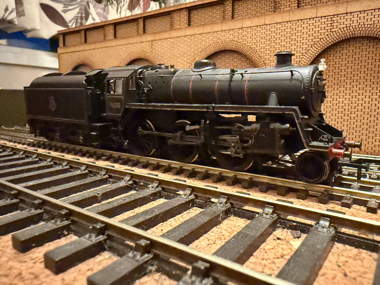 Bachmann 32-954 (OO) British Railways Standard 4MT Mogul No.76058 with BR1B Tender in weathered BR lined Black. DCC Sound Ready 