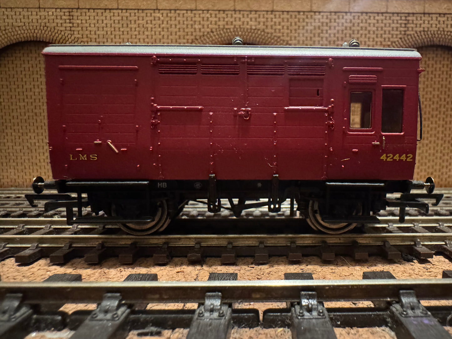 Hornby R6727A (OO) London Midland & Scottish Railway, Horse and Groom Box Wagon No.42442 in LMS Crimson 