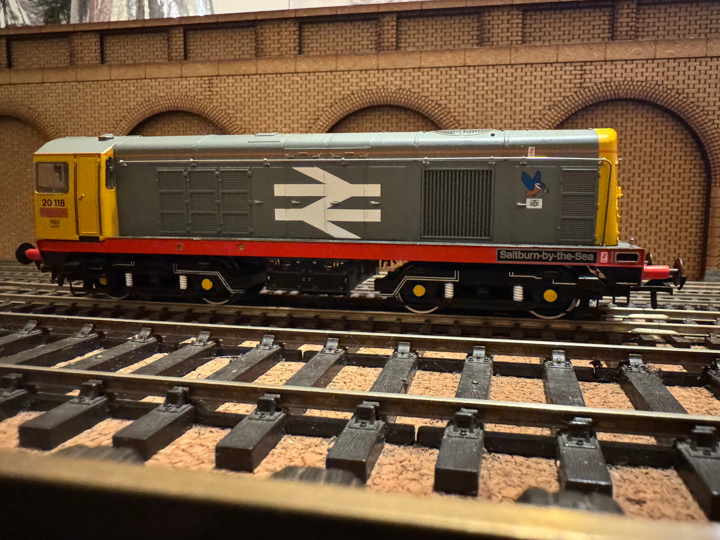 Bachmann 32-045 (OO) British Railways Class 20 No.20118 “Saltburn By The Sea” in British Rail Railfreight Red Stripe Livery. (Depot Allocation, Thornaby Depot) DCC Fitted 
