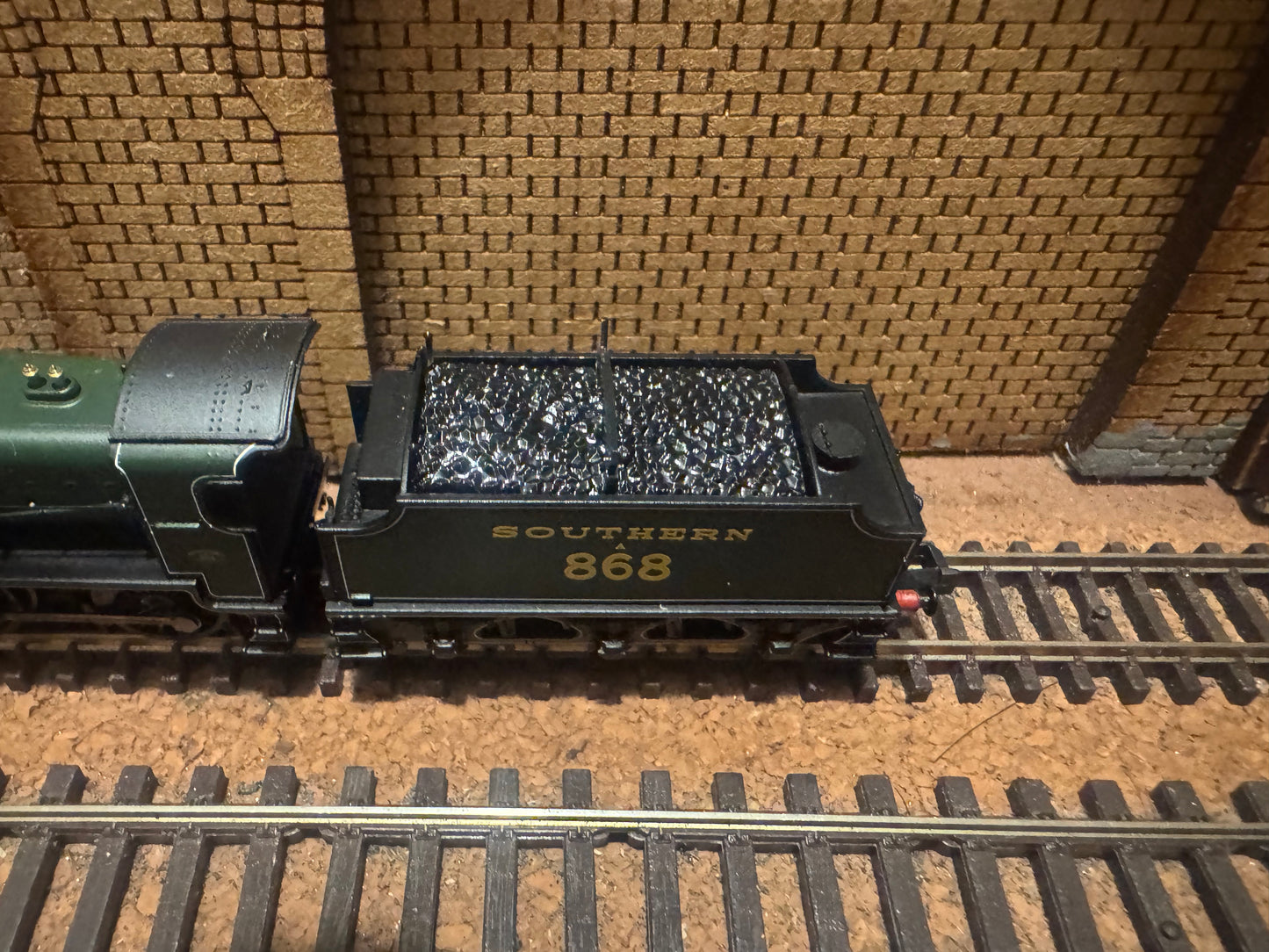 Graham Farish 372-930 Southern Railway N Class ‘Mongolipers’ No.A868 in Early Southern Olive Green. DCC Ready 