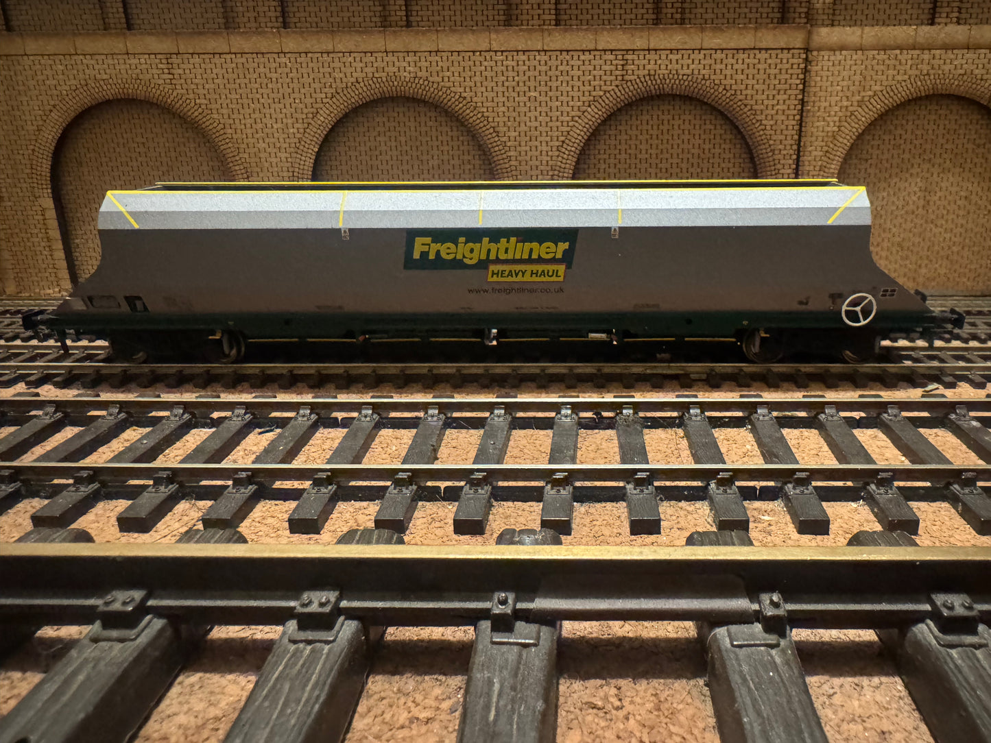 Bachmann 38-030 (OO) Freightliner 100T HHA Bogie Hopper with sliding end doors No.370429 in Freightliner Heavy Haul Livery 