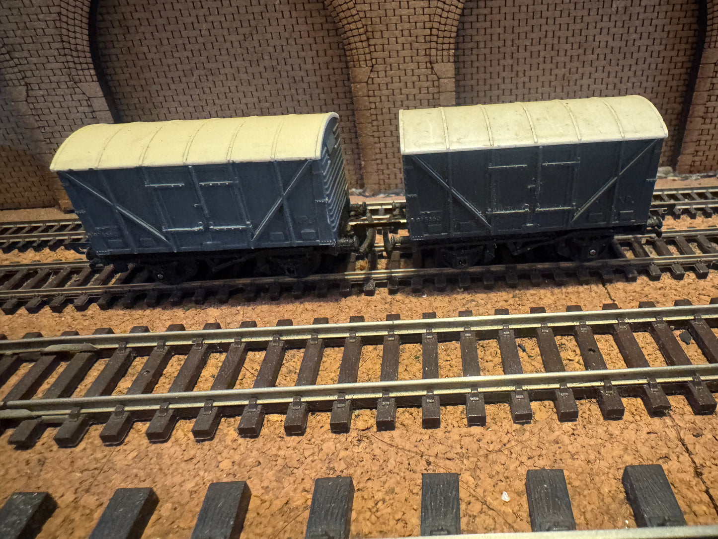 Tri-ang T76 (TT) British Railways 12T Vent Van No.B875550 in BR Grey. Set of two. 