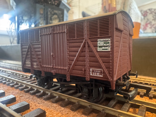 Bachmann 32-201 (OO) British Railways Western Region, Ventilated Fruit Van W.134195 in BR Bauxite.