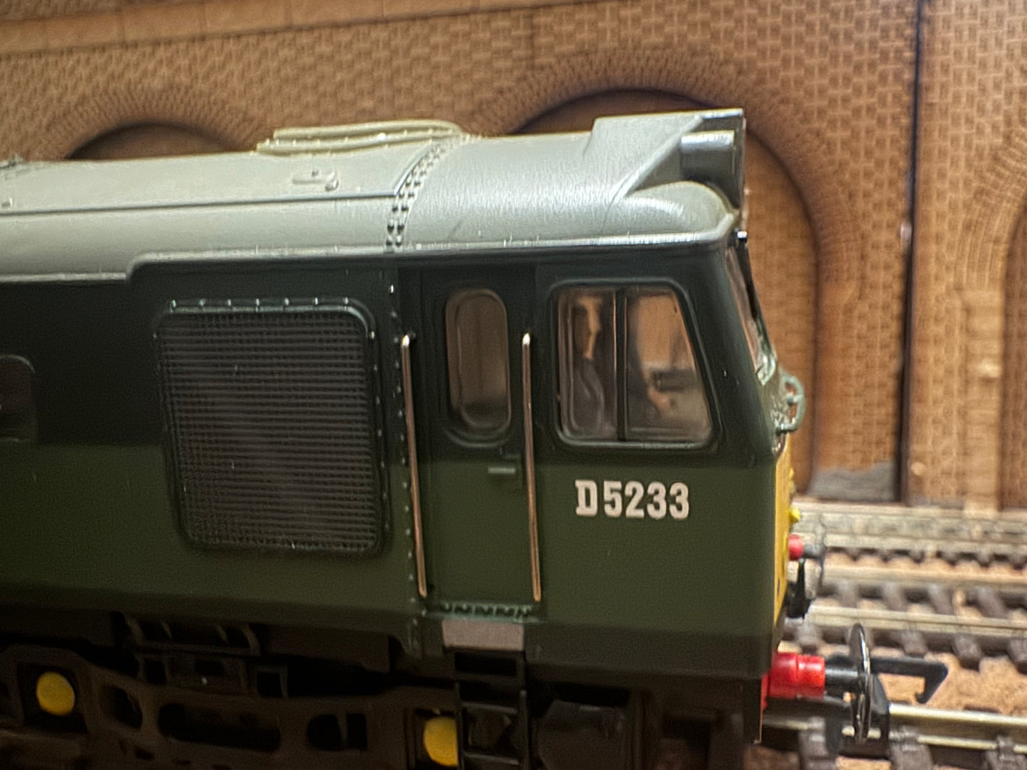 Bachmann 32-411 (OO) British Railways, Sulzer Type 2 [Class 25/2] No.D5233 in BR Two Tone Green. DCC Fitted 
