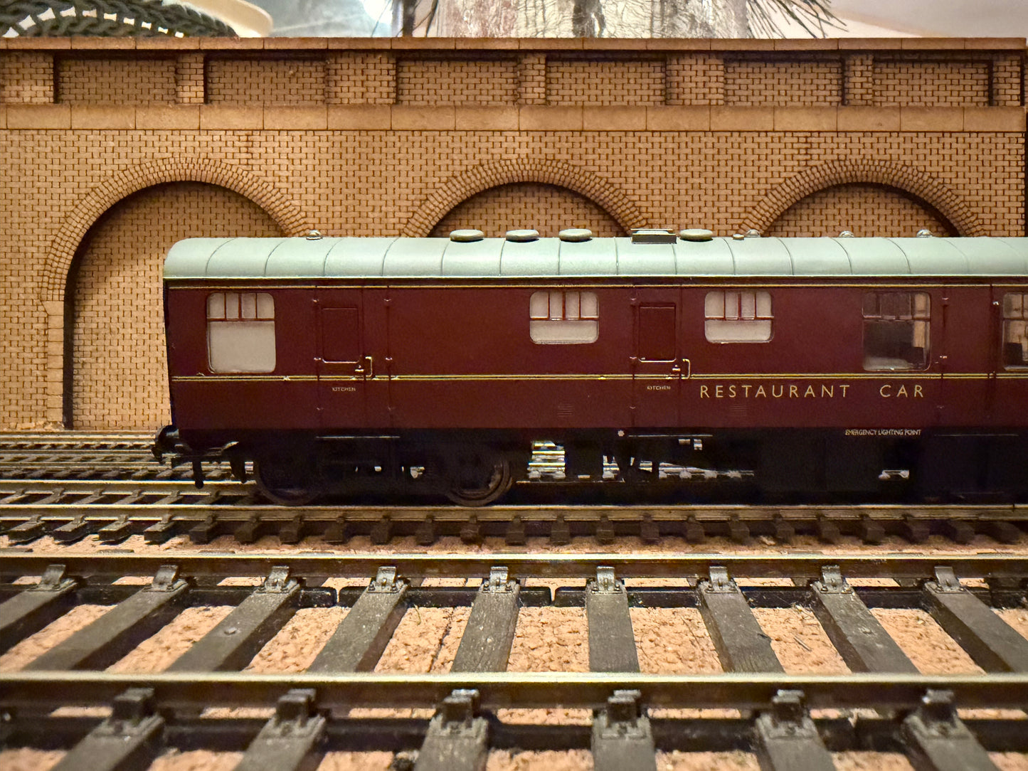 Bachmann 39-101A (OO) British Railways MK1 Restaurant Car No.E1961 in BR Maroon 