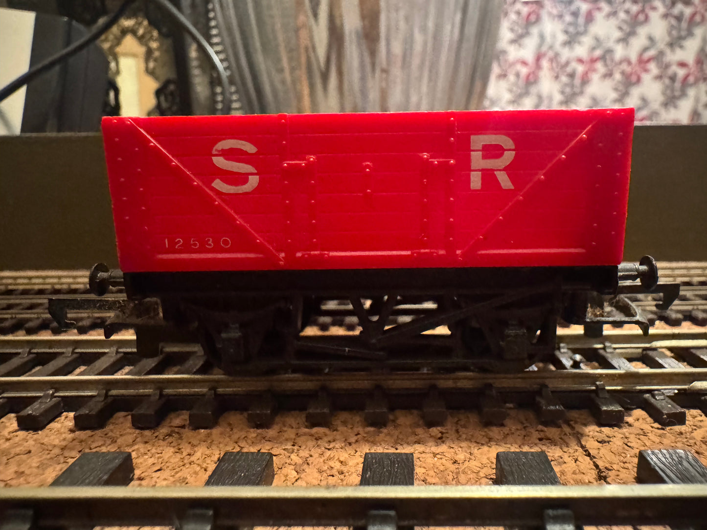 Hornby R.010 (OO) Southern Railway Severn Plank Wagon No.12530 in SR Red 