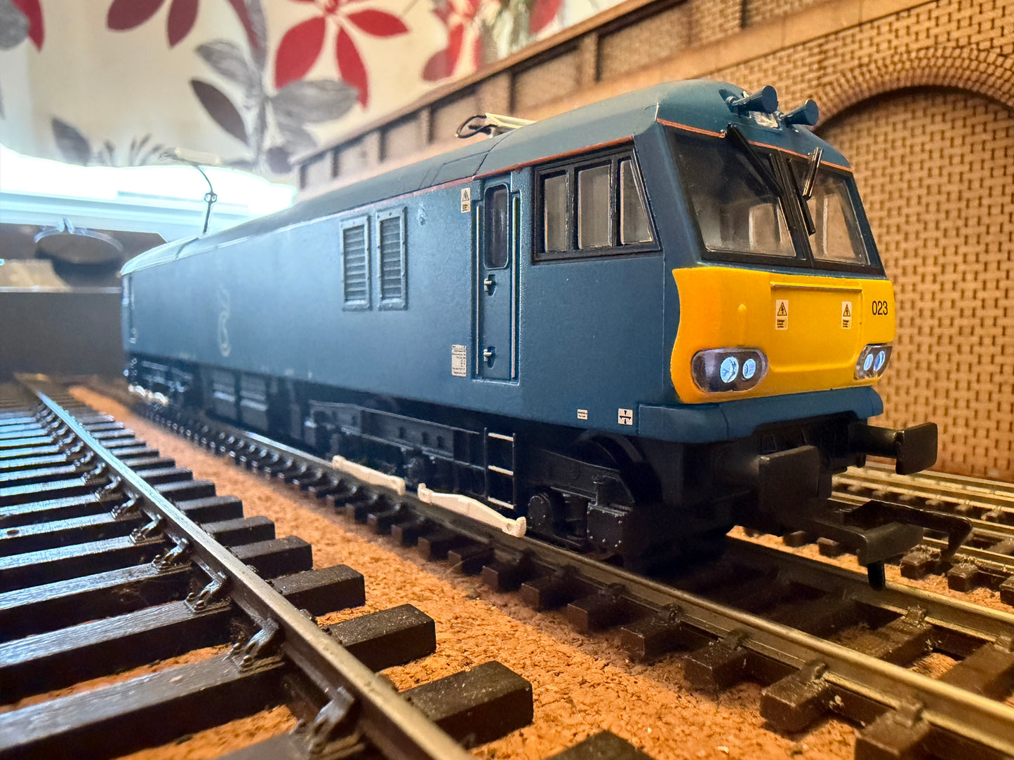 Hornby R3740 (OO) Ex BR Class 92 No.92023 in Caledonian Sleeper Livery. DCC Ready 