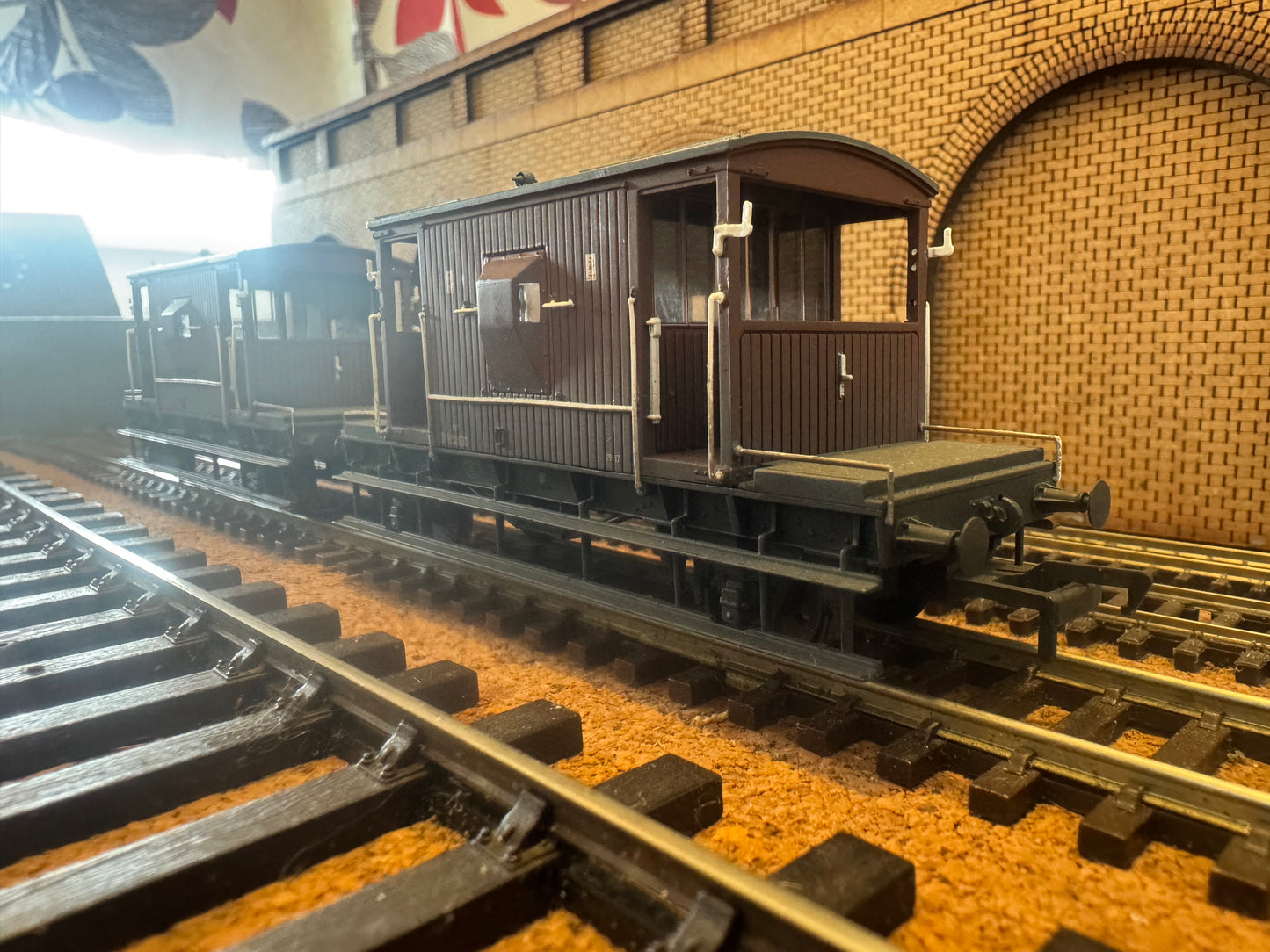 Bachmann 37-537D (OO) British Railways 20T Brake Van No.B952830 in weathered BR Bauxite. 