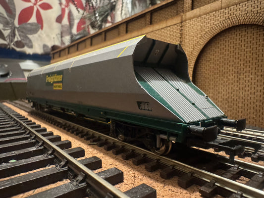Bachmann 38-031 (OO) Freightliner 100T HHA Bogie Hopper with hinged end doors No.370001 in Freightliner Heavy Haul Livery with. 