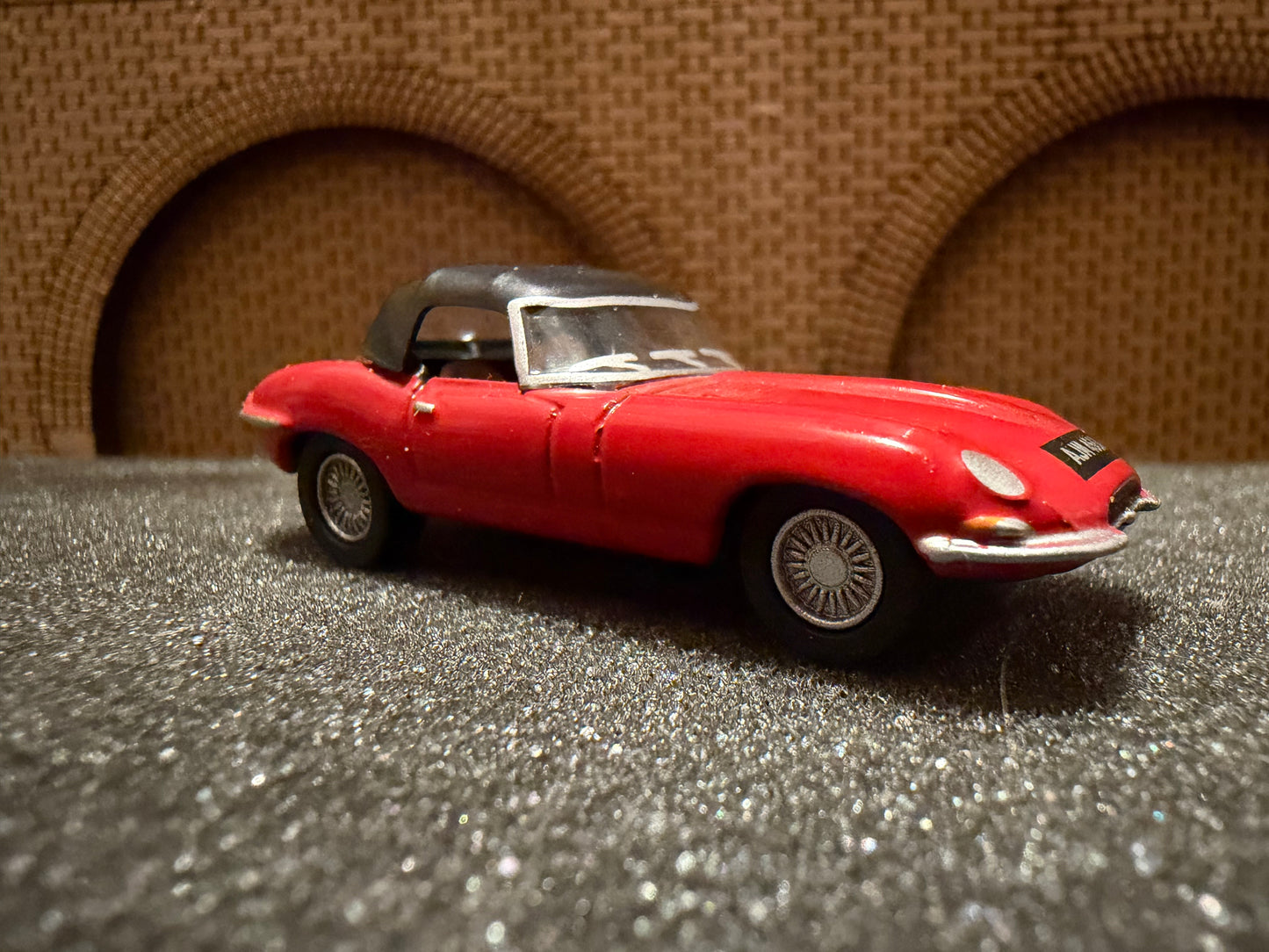 Oxford Diecast 76ETYP011 (1:76 / OO) Jaguar E Type 4.2 Series 1 Roadster in Red. Registration AJM 456A 