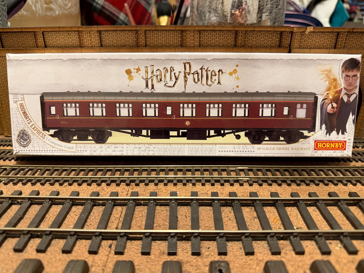 Hornby Harry Potter R4934A (OO) Ex British Railways MK1 Corridor Composite No.99721 in Hogwarts Railways Livery 