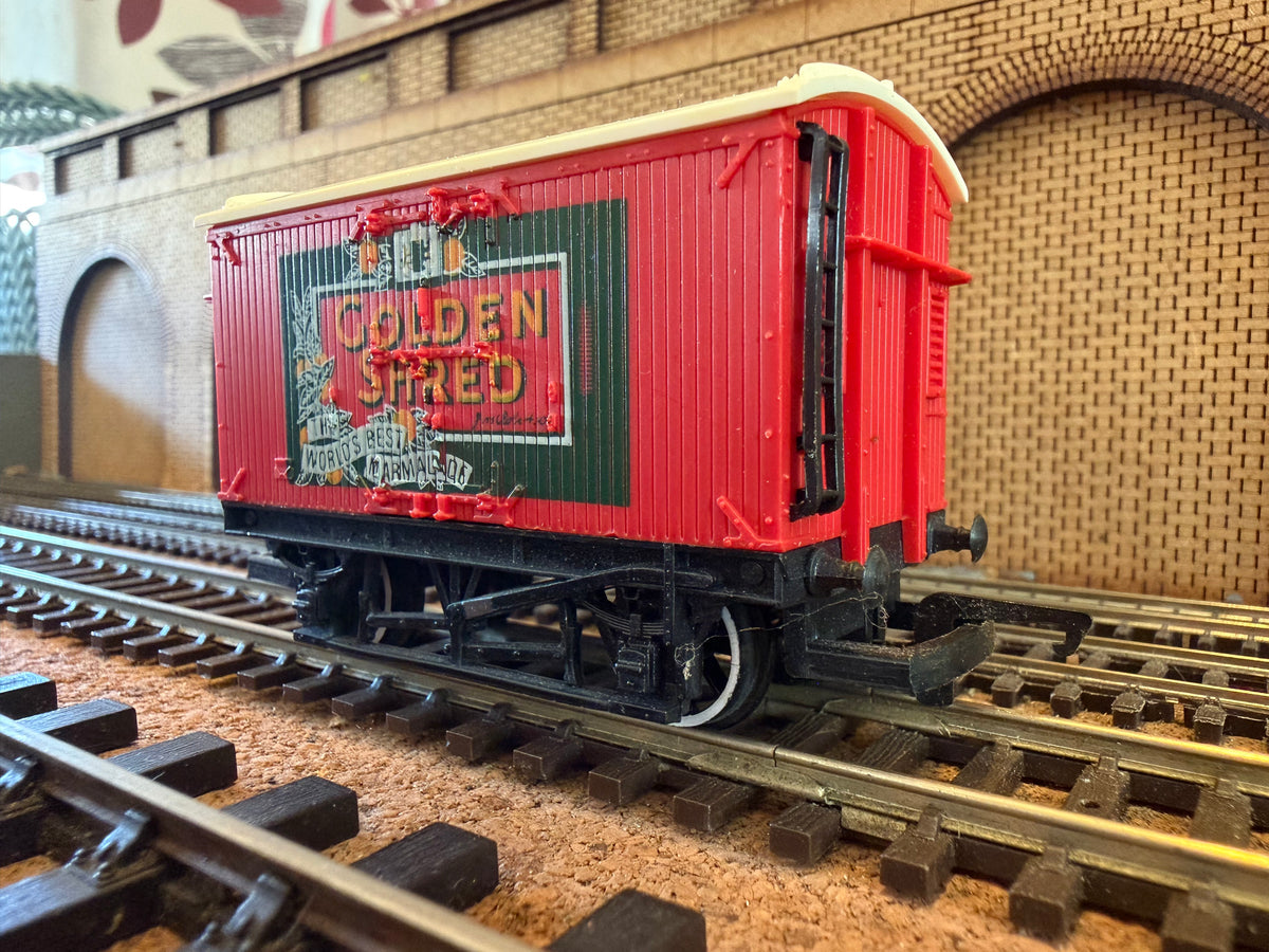 Hornby R.009 (OO) Golden Shred Van
