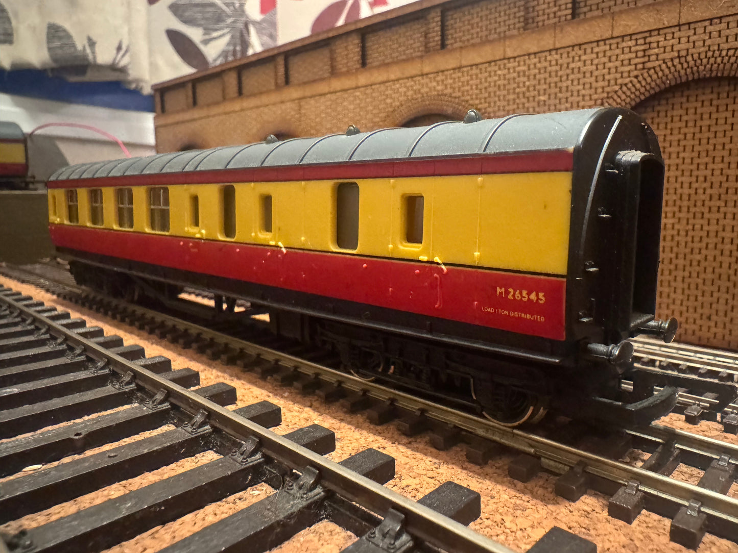Hornby R438 (OO) Ex LMS, Stanier Brake Third No.M26545 in British Railways ‘Blood & Custard’