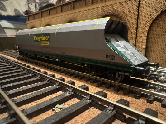 Bachmann 38-030A (OO) Freightliner 100T HHA Bogie Hopper with sliding end doors No.370429 in Freightliner Heavy Haul Livery with website address. 