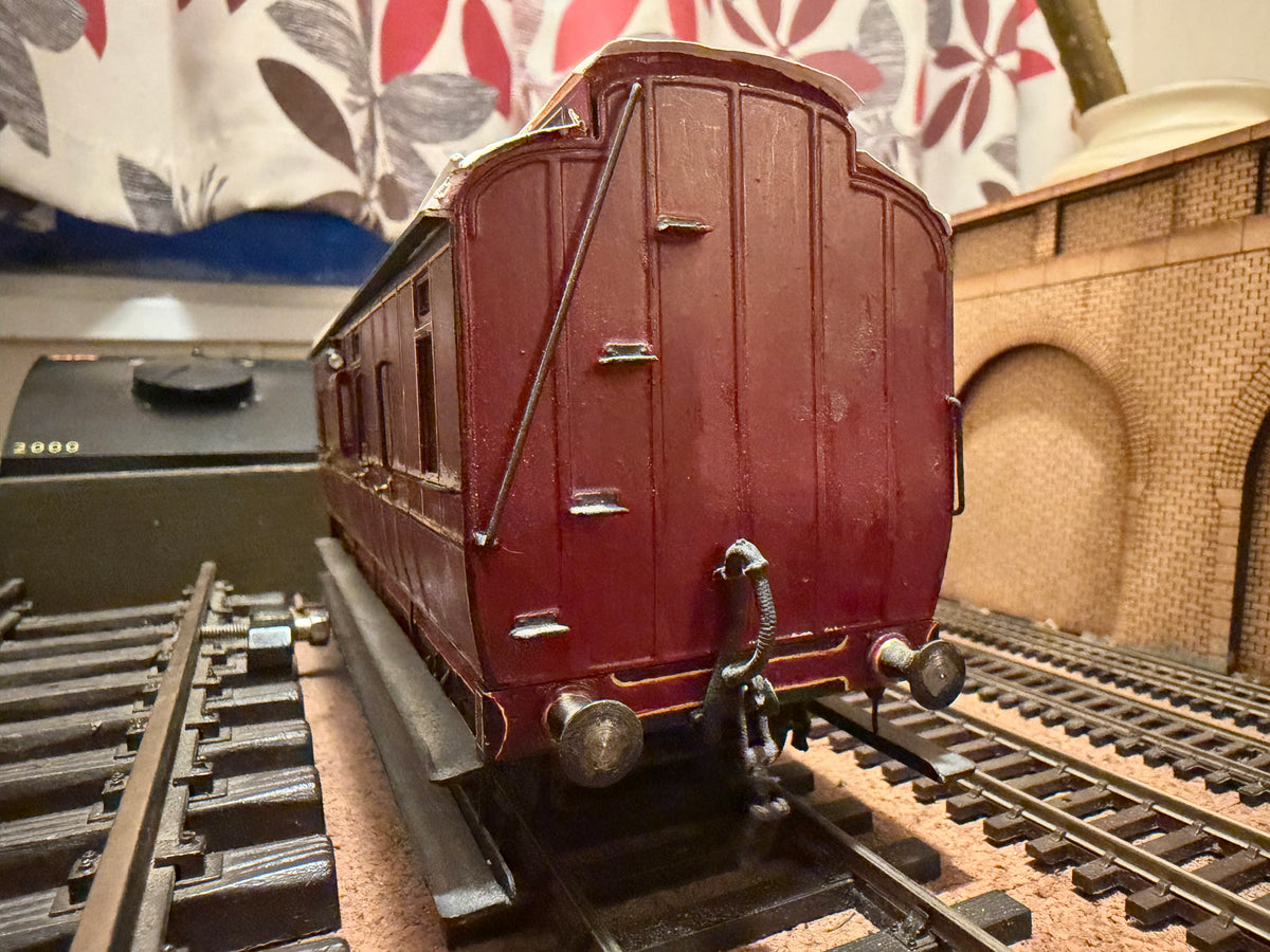 Midland Carriage Works J132 (O Gauge) Midland Railway Diagram 530, Six-wheeled Clerestory Roof Full Brake No.56 in Late Midland Railway Limed Crimson Lake. 