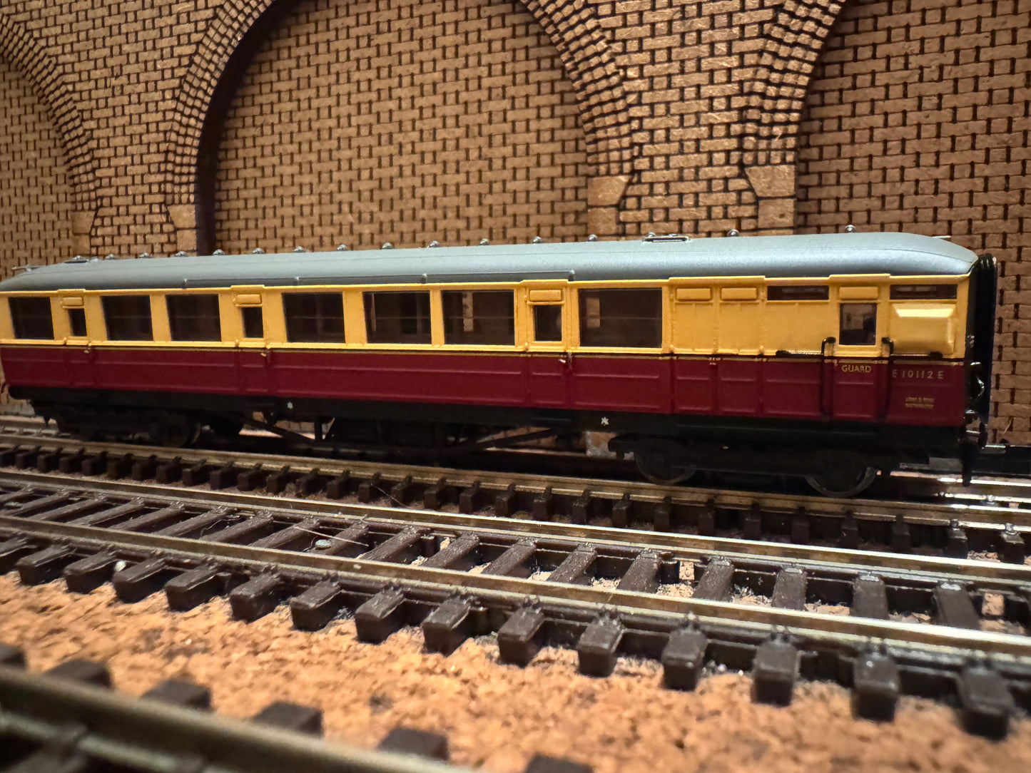 Dapol NC-61D (N Gauge) Ex LNER ‘Gresley’ Corridor Brake Second No.E10112E in British Railways Blood and Custard Livery 