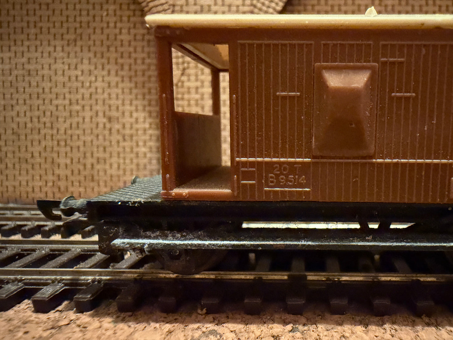 Tri-ang T72 (TT) British Railways 20T Brake Van No.B9514 in BR Brown 
