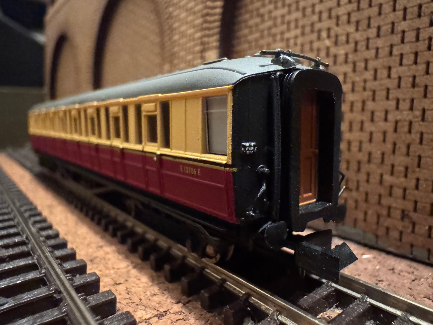 Dapol NC-60C (N Gauge) Ex LNER ‘Gresley’ Corridor Second No.E12706E in British Railways Blood and Custard Livery 