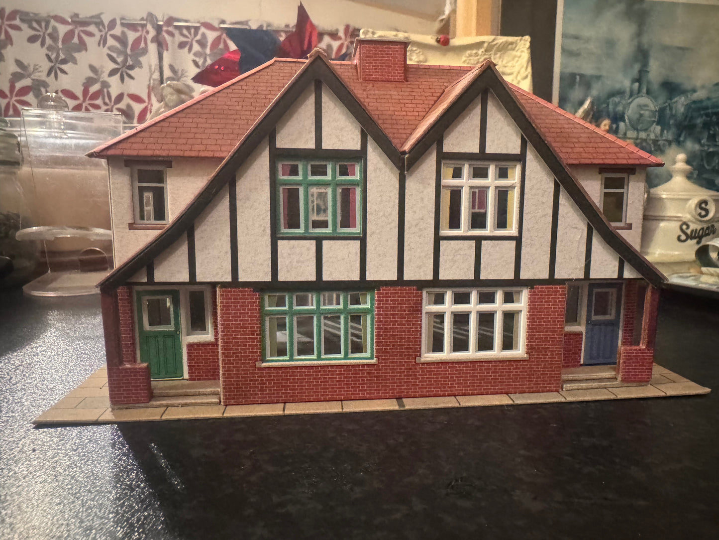 Metcalfe PO266 (OO / 1:76) 1930s Suburban Semi and Garages. Pre Made 