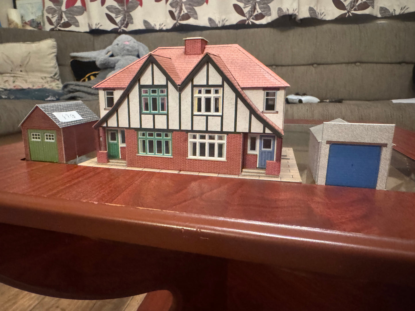 Metcalfe PO266 (OO / 1:76) 1930s Suburban Semi and Garages. Pre Made 